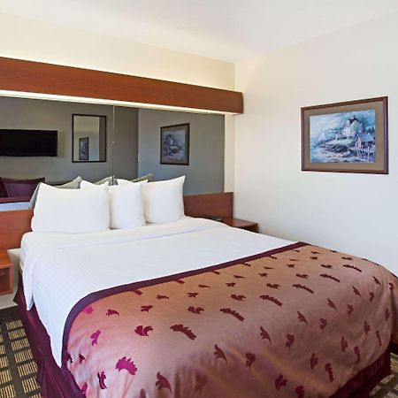 Microtel Inn & Suites By Wyndham Holland Exterior foto