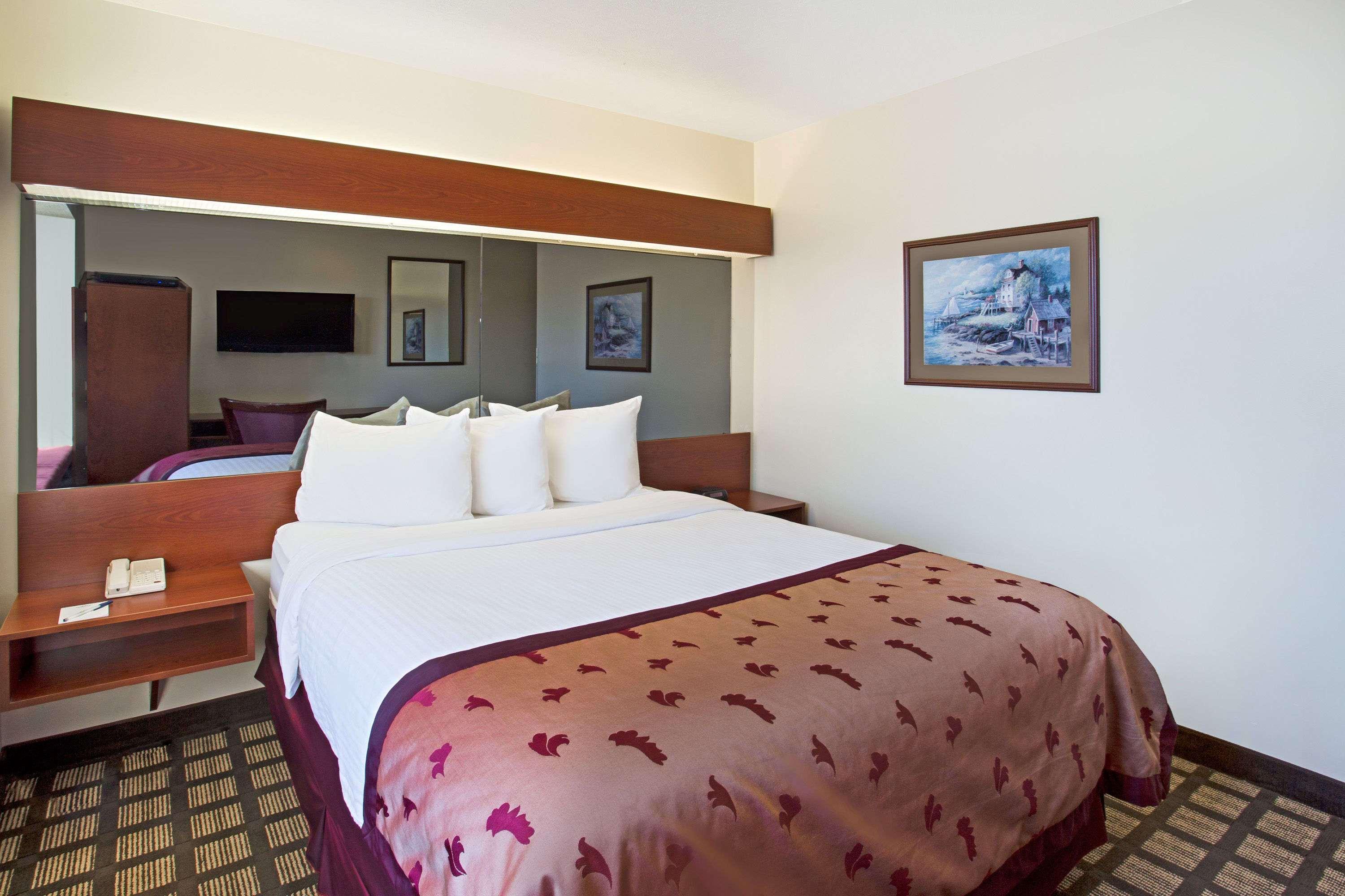 Microtel Inn & Suites By Wyndham Holland Exterior foto