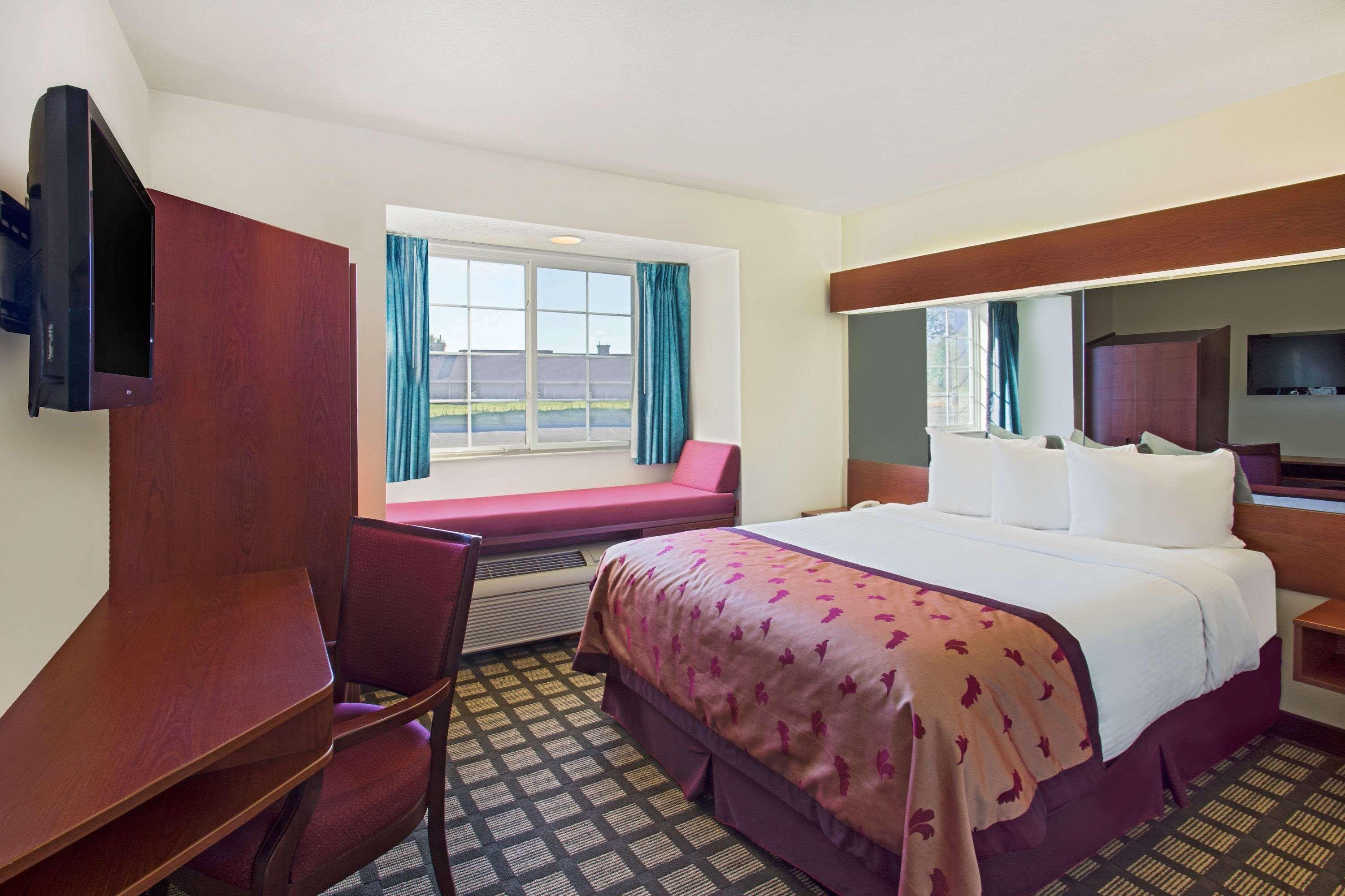 Microtel Inn & Suites By Wyndham Holland Exterior foto