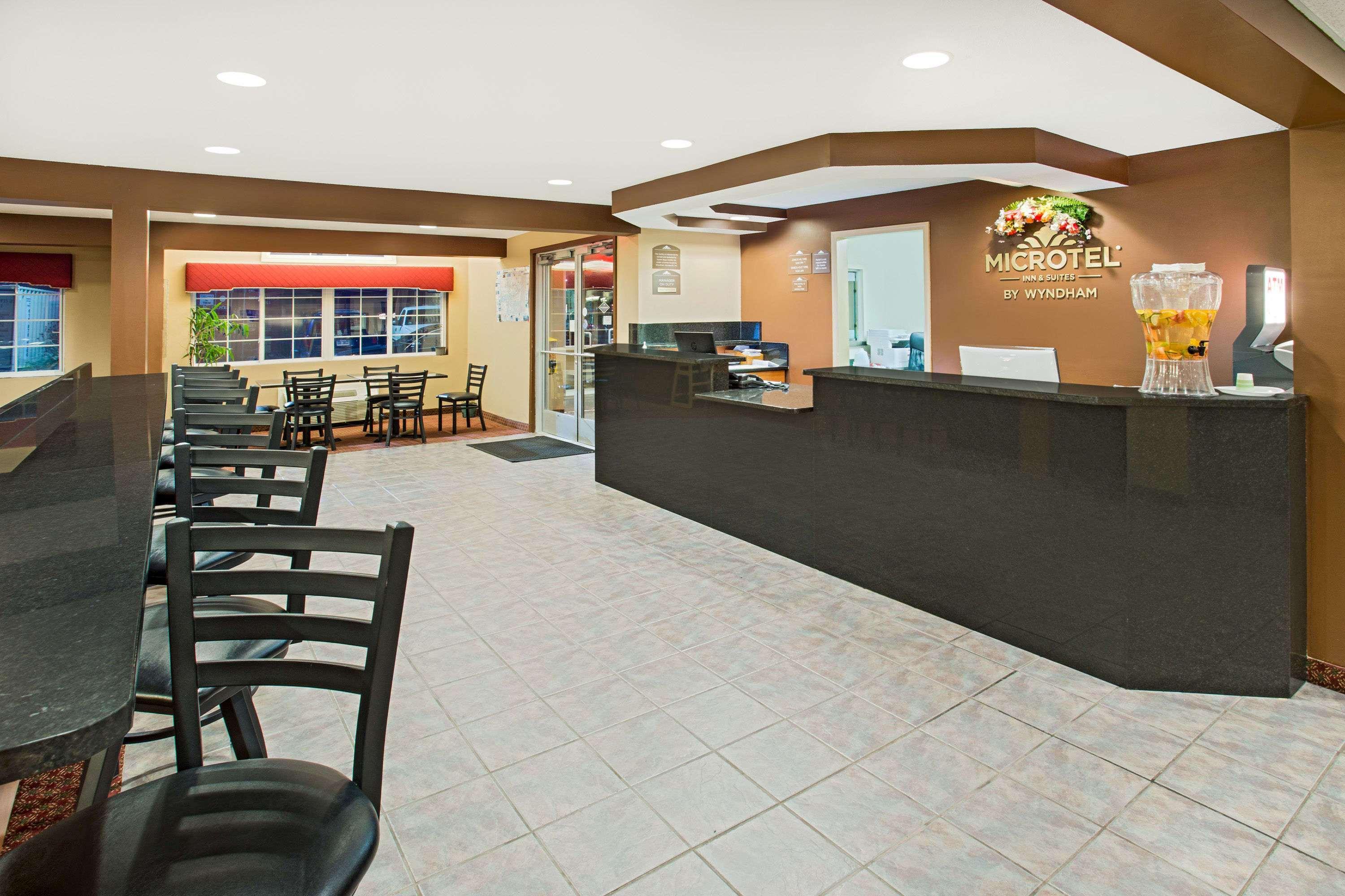 Microtel Inn & Suites By Wyndham Holland Exterior foto